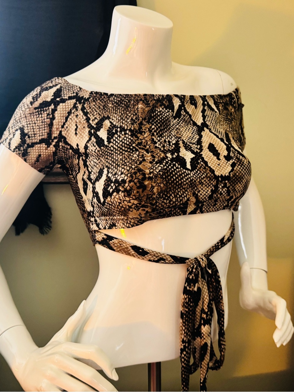 👑 Sexy Size Medium SHEIN Brown Snake-Print Off-Shoulder Wrap Crop Top